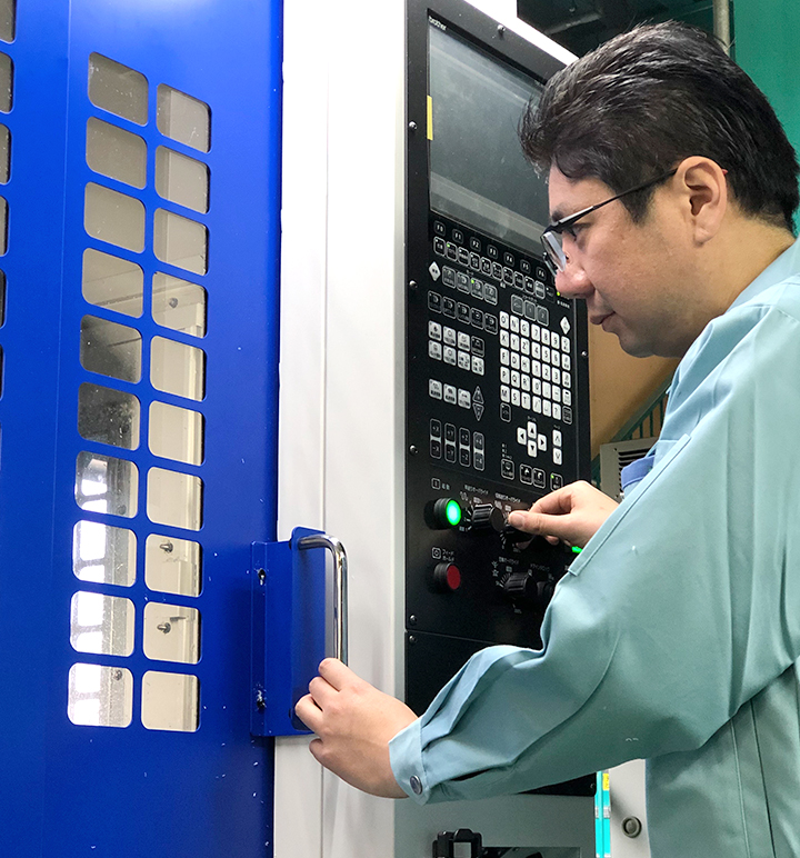 丸棒のプラスチック素材を旋盤加工